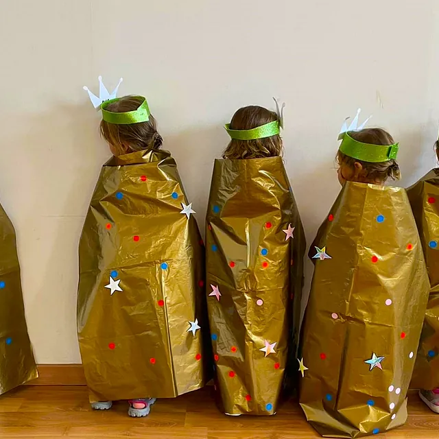 Los Cuentos De Alba niñas disfrazadas cpn trajes dorados