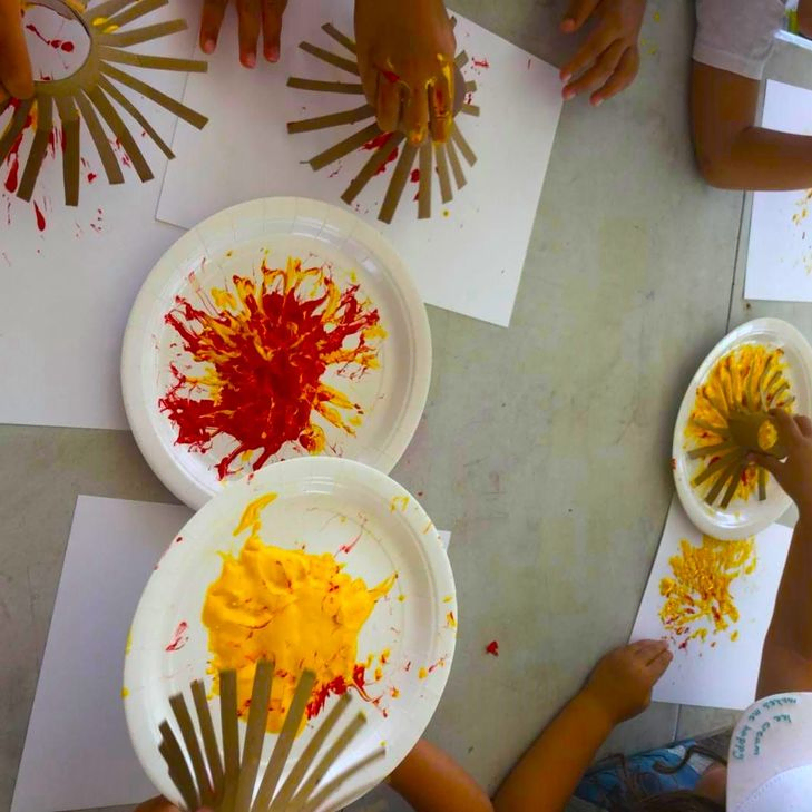 Los Cuentos De Alba manos de niños jugando con colores y platos de plastico